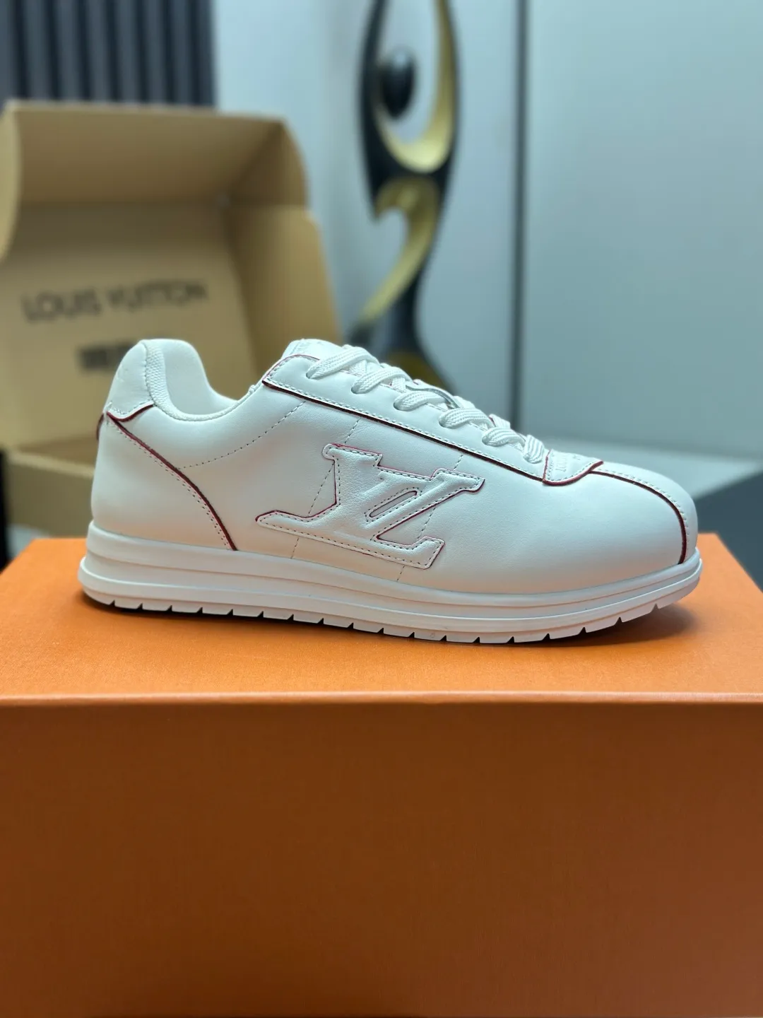 👟👟Ex-factory price 680👟👟 Full set of packaging with airplane box💰Top version LV-Louis Vuitton-classic catwalk new style 1:1 development replica of the original version! ! The upper foot is very comfortable. It is made of luxurious materials and fine workmanship. The midsole is printed with English letters "Made in Europe". The upper is made of calfskin imported from Italy. The side is decorated with the brand's LOGO and signature. The latest latex foot pads and mesh lining make the foot feel super comfortable. The original two-color TPU combination outsole is specially provided by the original factory. Bag technology Goodyear stitched edges Fabric: Exclusive customized first-layer cowhide Accessories: Exclusive private model Vuitton logo, lining: Customized silk mesh lining - first-layer silk cowhide lining Outsole: TPU combination outsole wear-resistant, non-slip and anti-yellowing Foot pads: new latex pads-mesh sweat-absorbent Counter technology: fully computerized sewing machine wire drawing Toe box back cover Hot and cold shaping Full set of pull-top lasts with medium and low logo patterns Special counter packaging - shoelaces, certificate, card, instructions, certificate of quality, dust bag, the most complete packaging on the entire network, women's 35-40 men's 38-46 (38/46 customized, non-refundable! GD9916